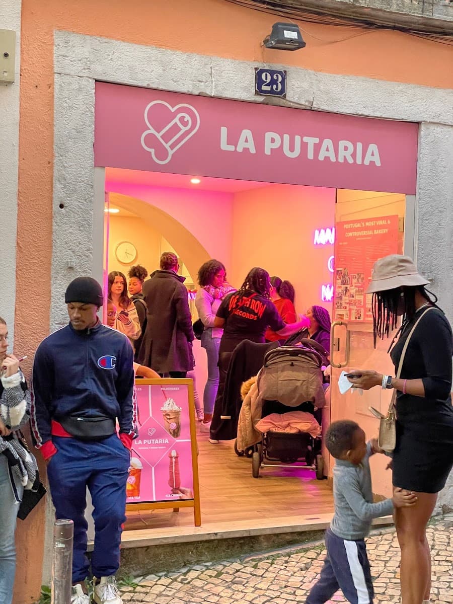 Wedding cake by LaPutaria - Portugal´s Most Controversial Bakery