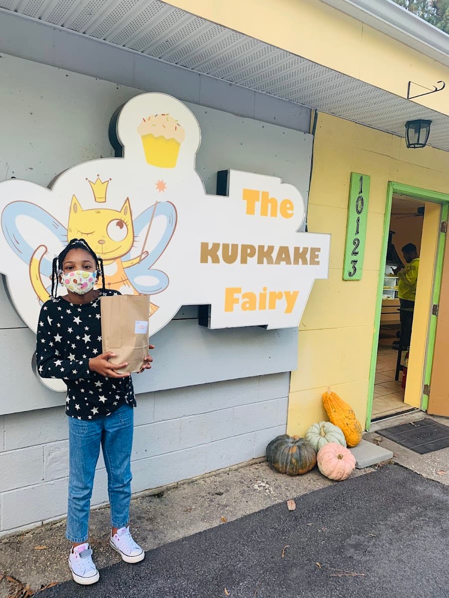 Wedding cake by The Kupkake Fairy
