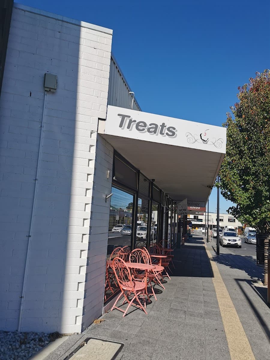 Wedding cake by Treats on Franklin