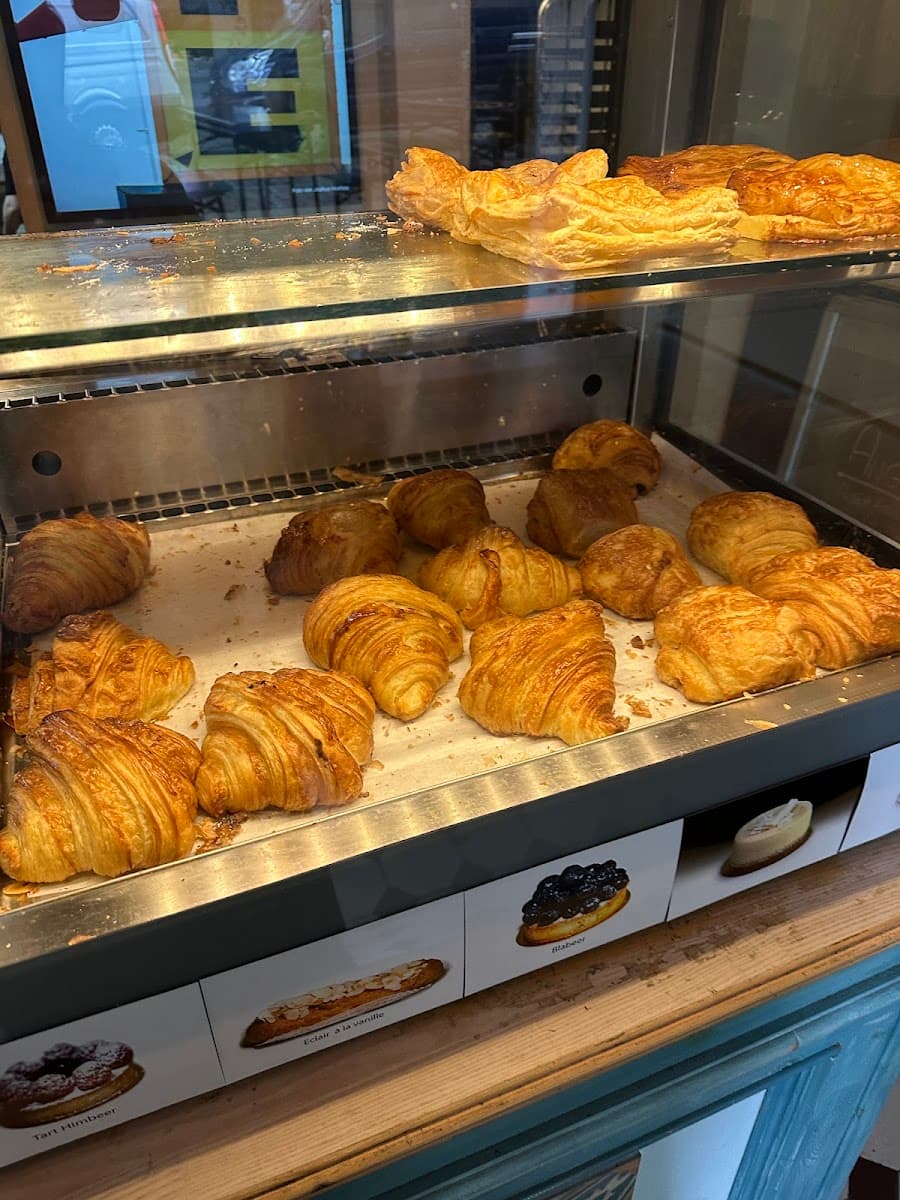 Wedding cake by Patisserie Madeleine