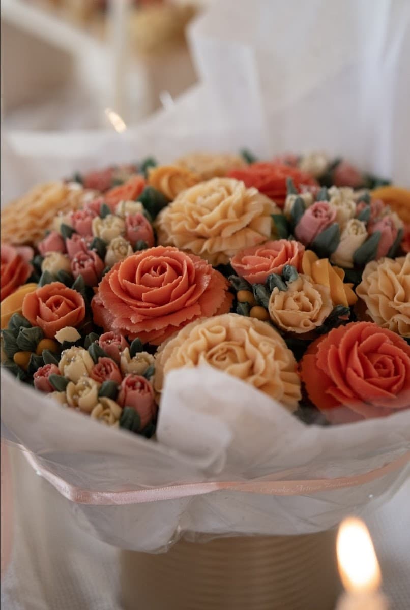 Wedding cake by Flower's Cupcake Toulouse