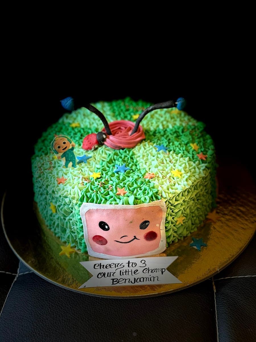 Wedding cake by Cake Fiesta Portugal (Online Pre Ordered Cake house, Not a Shop)
