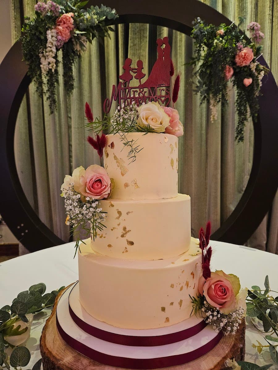 Wedding cake by Lilies & Pearls Wedding Cakes