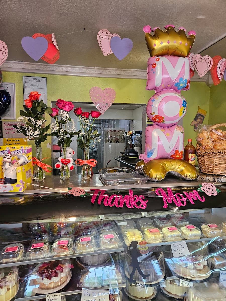 Wedding cake by 4 Leches Cake Shop & Bakery