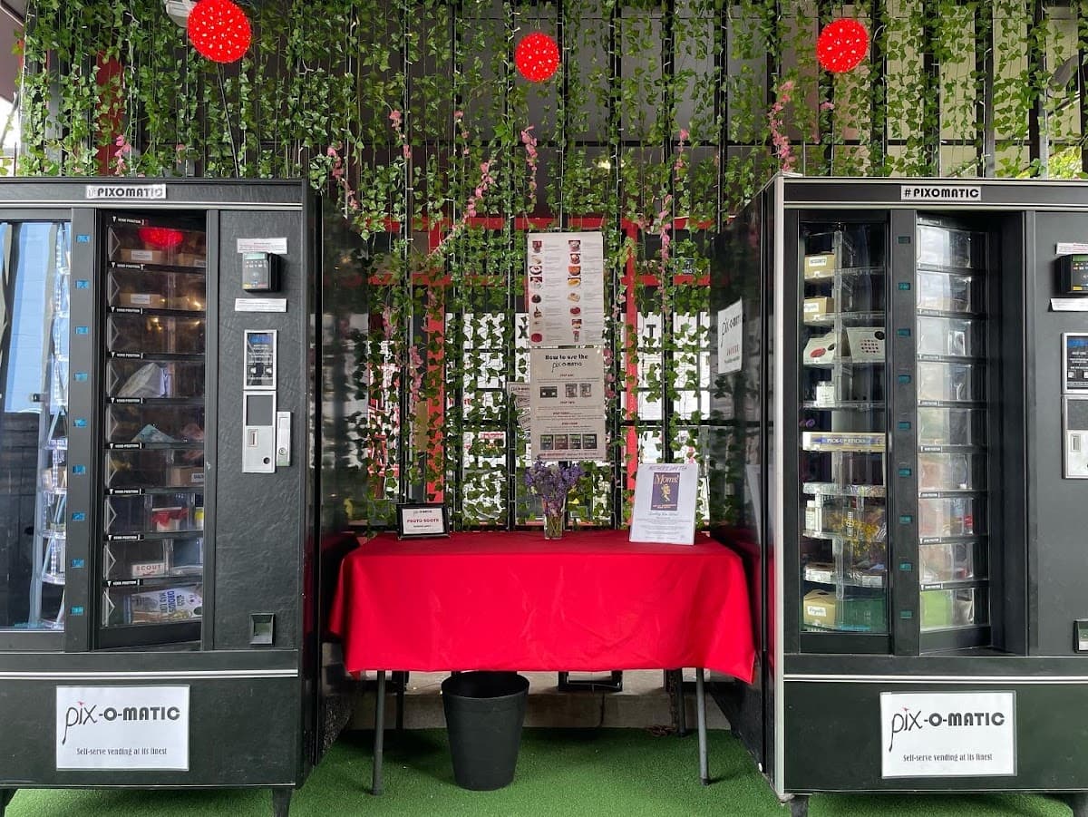 Wedding cake by Pix Patisserie / Pix-O-Matic