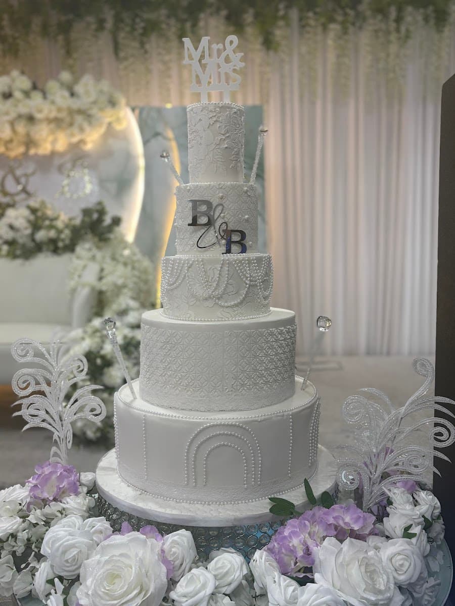 Wedding cake by Splendid cakes ltd