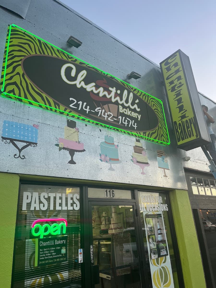 Wedding cake by Chantilli Bakery