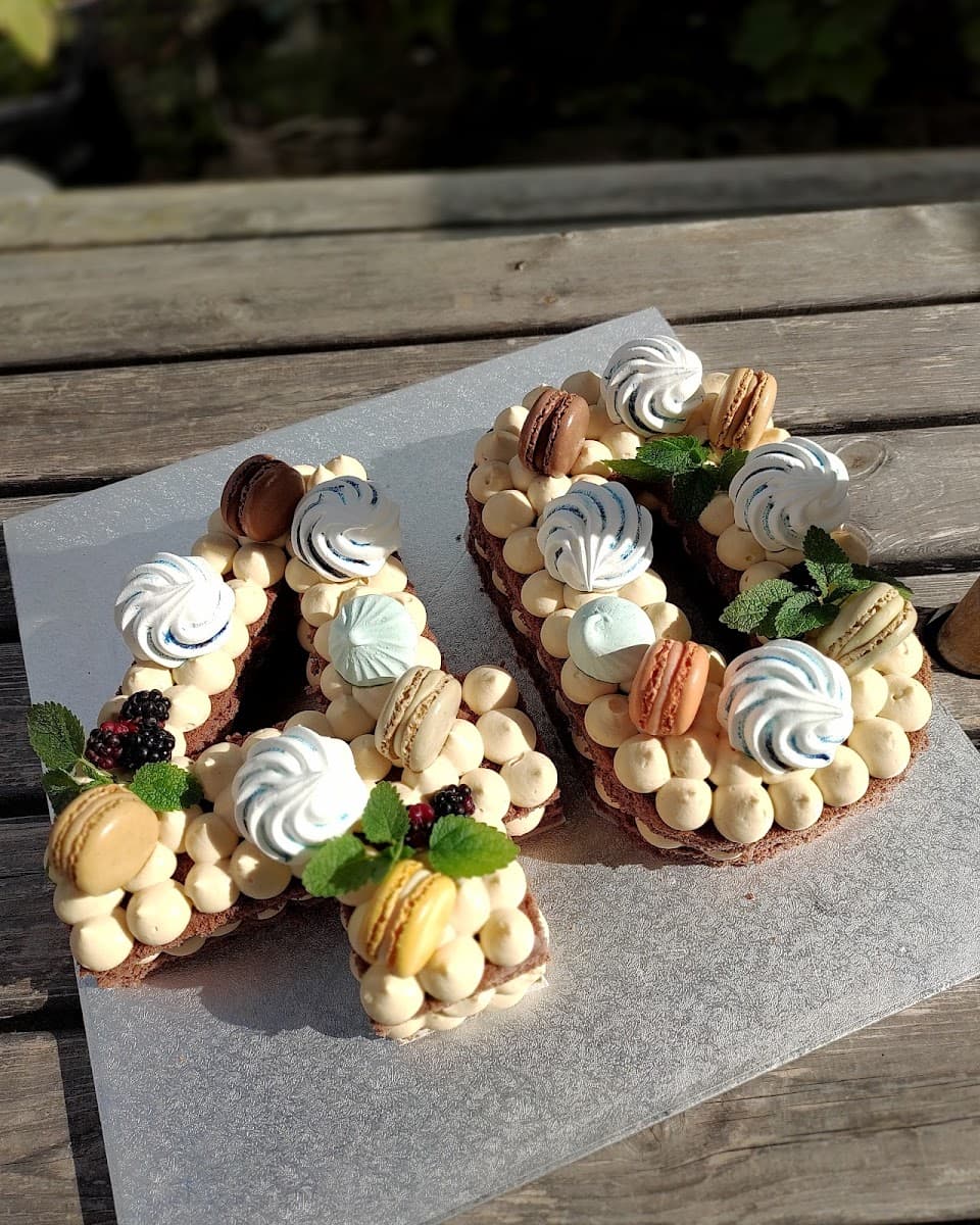 Wedding cake by Editacakes