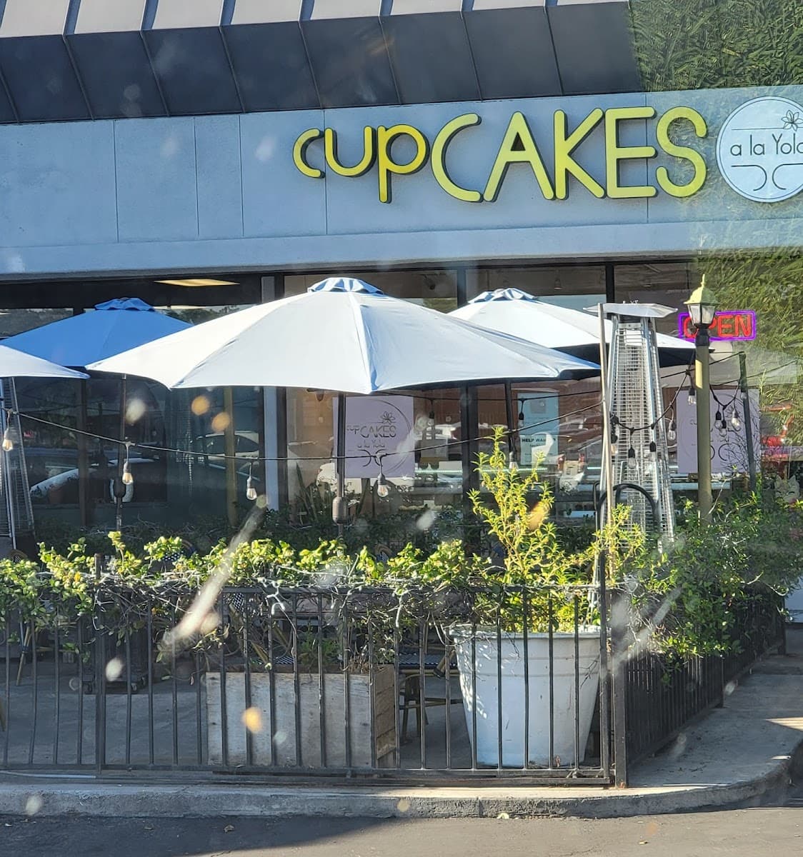 Wedding cake by cupCAKES a la Yola