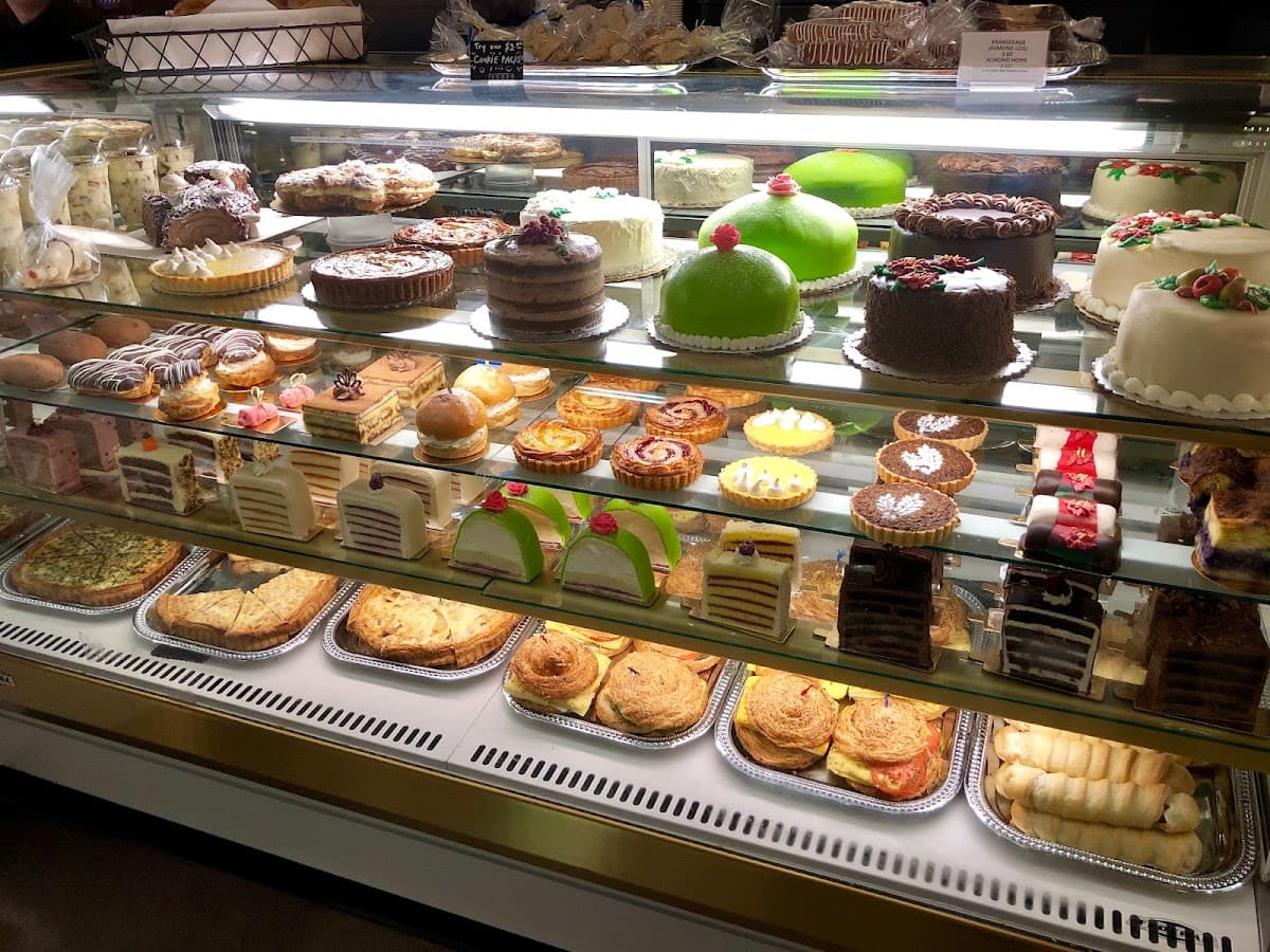 Wedding cake by Byen Bakeri