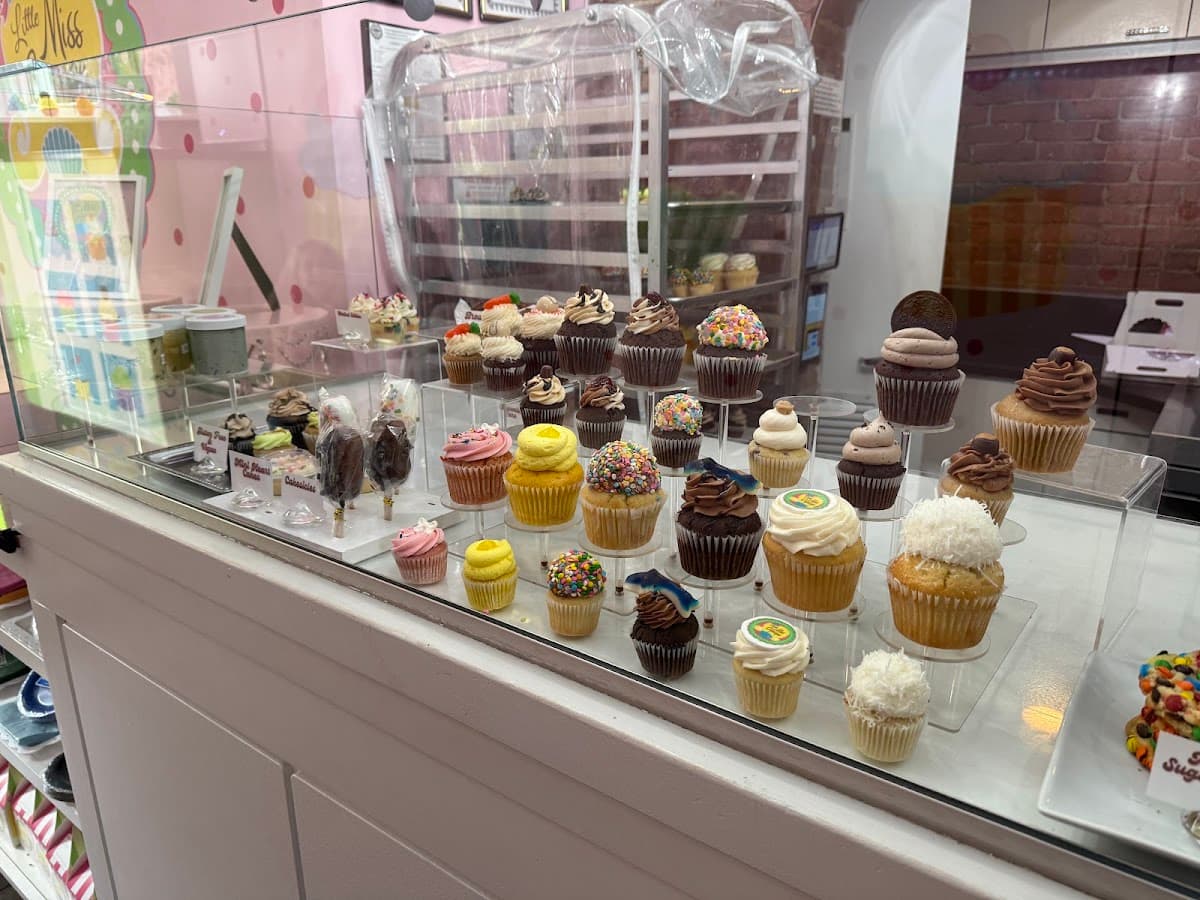 Wedding cake by Little Miss Cupcape