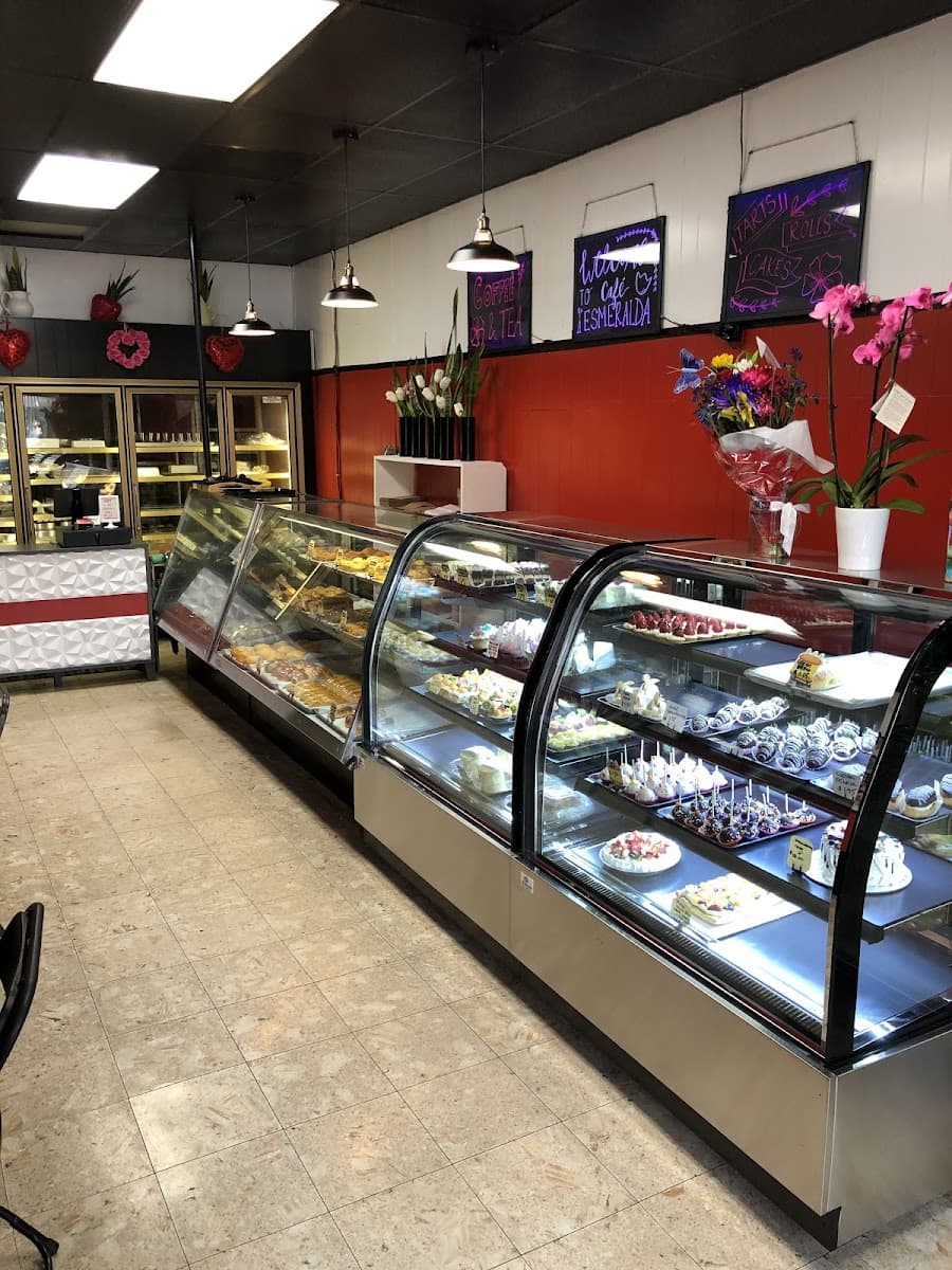 Wedding cake by Café Esmeralda Cakes & Bakery