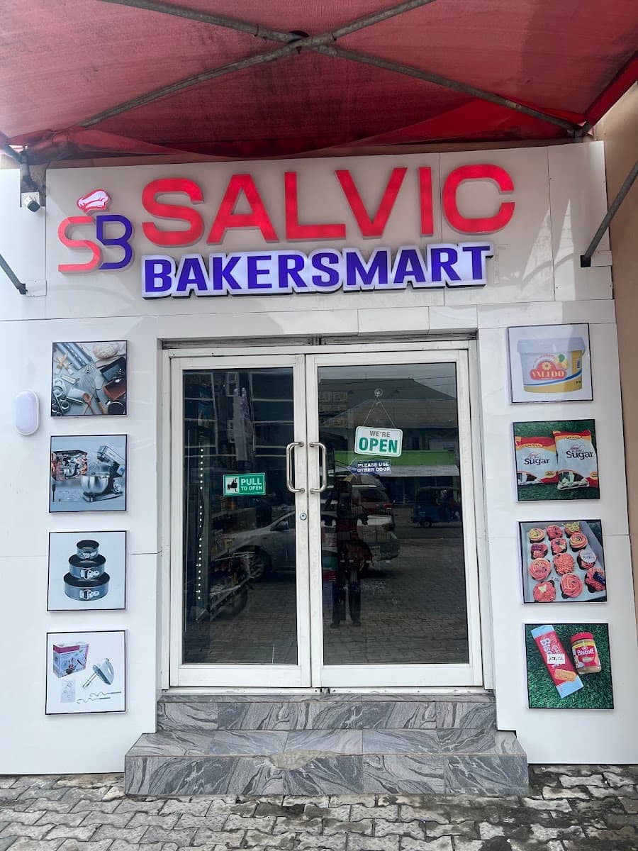 Wedding cake by Salvic BakersMart