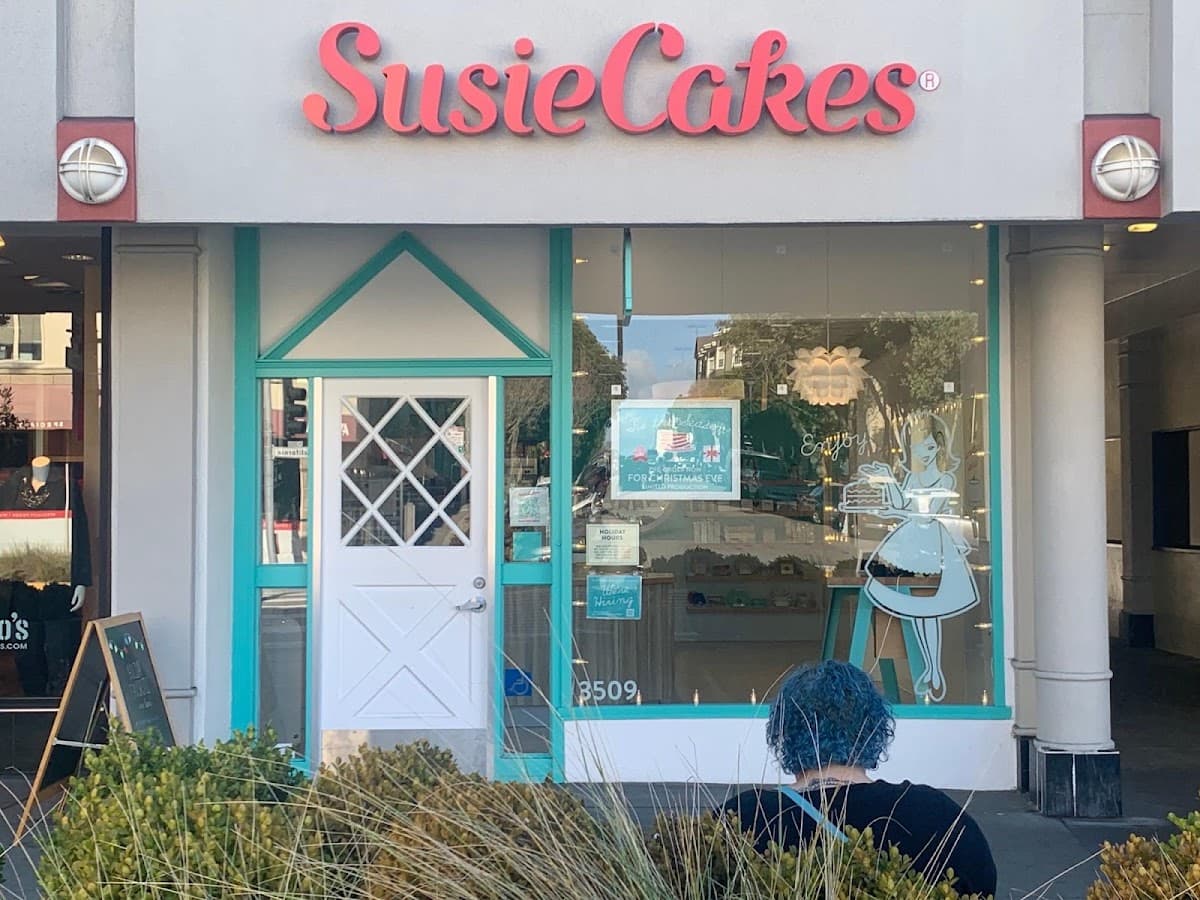 Wedding cake by SusieCakes - Laurel Village
