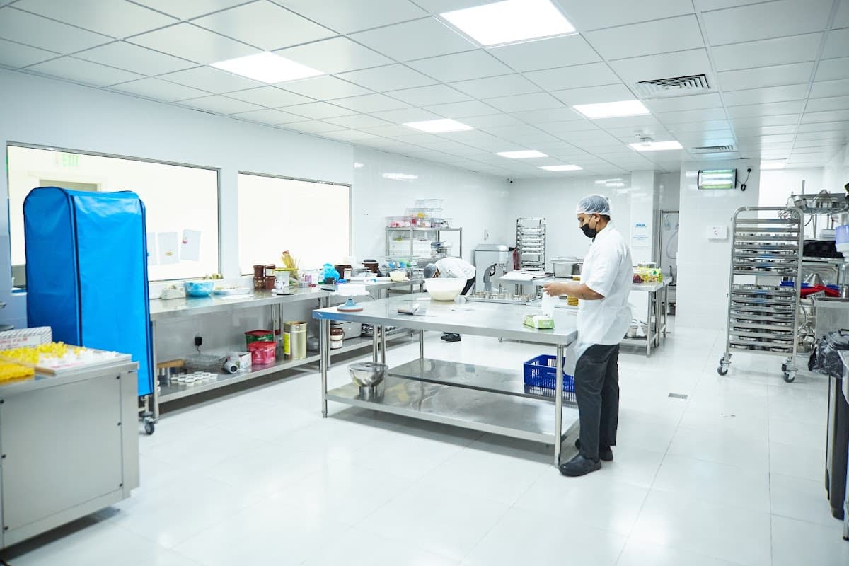 Wedding cake by FNP Dubai - Bakery & Cake Shop